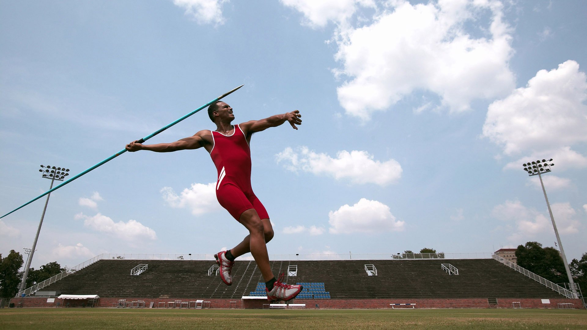 记者与摄影师友谊赛 镜头暂放一旁亲自下场奔跑对抗
